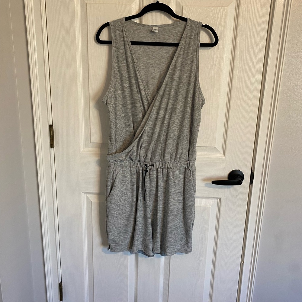 Old Navy Active Gray Sleeveless Wrap Romper, Size Large in EUC